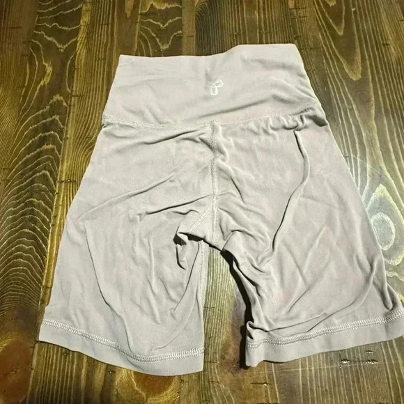 ARITZIA TNA BUTTER Cheeky Hi-Rise 7" Short Size XXS (colorway sold out online) - Picture 4 of 6
